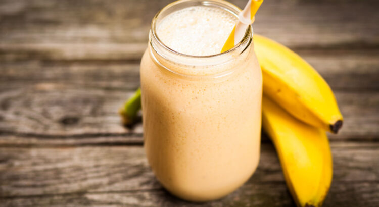 Makan Pisang Dengan Susu