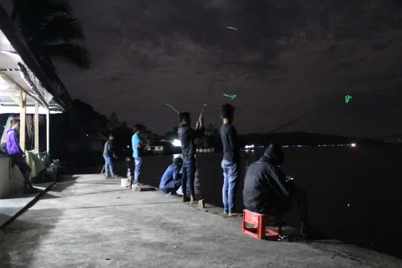 Keistimewaan Memancing di Malam Hari ditemani Tepi Laut