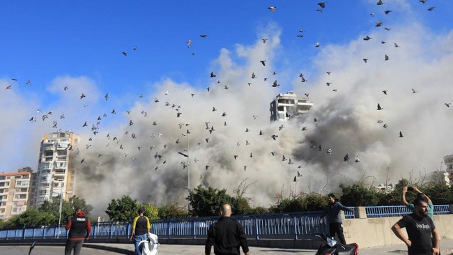 Foto Viral Saat Rudal Israel Merobohkan Apartemen Beirut Sesaat